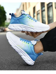 Nahaufnahme der blau-weißen Laufschuhe mit atmungsaktivem Mesh und dicker Sohle