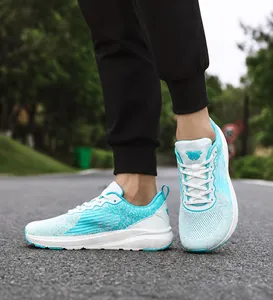 Detailansicht der atmungsaktiven Mesh-Laufschuhe mit blauen Wellenmustern