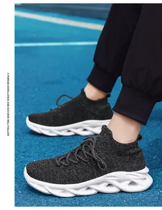Dettaglio della tomaia nera traspirante e della suola bianca ondulata per scarpe sportive
