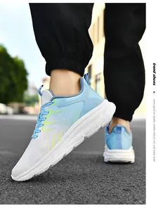 Outdoor-Aufnahme von Herren-Laufschuhen aus atmungsaktivem Mesh in Weiß und Blau