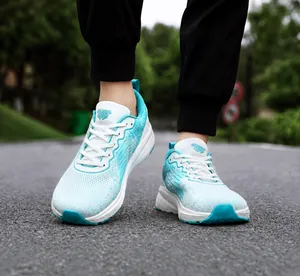 Außenaufnahme von seeblauen Mesh-Laufschuhen mit dicker, gepolsterter weißer Sohle