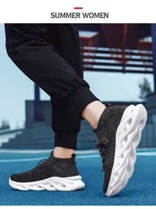 Dettaglio di sneakers in maglia grigia traspirante con suola a onde ammortizzante