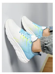 Seitenansicht atmungsaktiver Mesh-Laufschuhe mit blauen Akzenten und flexibler Gummisohle