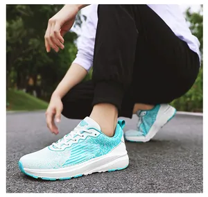 Detailansicht des atmungsaktiven Obermaterials und der Dämpfungssohle blauer Laufschuhe