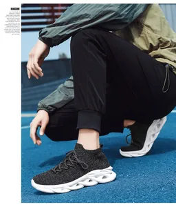 Dettaglio di scarpe sportive in maglia traspirante con suole bianche ammortizzate