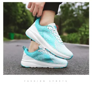 Detailansicht hellblauer Flyknit-Laufschuhe mit stoßdämpfenden weißen dicken Sohlen