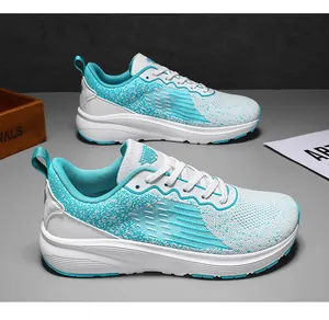 Detailaufnahme der atmungsaktiven Mesh-Laufschuhe in Hellblau und Weiß mit Dämpfungssohle