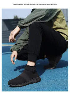 Détail d'une basket en maille noire avec semelle amortissante sur piste de sport bleue