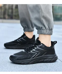 Detailansicht der schwarzen atmungsaktiven Mesh-Sportschuhe mit rutschfester Laufsohle