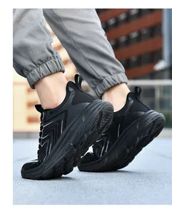 Außenaufnahme von schwarzen, atmungsaktiven Mesh-Laufschuhen mit dicker, rutschfester Gummisohle