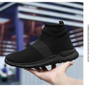 Détail d'une basket en maille noire avec design slip-on et semelle antidérapante texturée