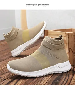 Détail de basket en maille kaki avec rayures jaunes et semelle blanche antidérapante