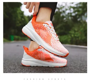 Dynamische Ansicht der leuchtend orangefarbenen Mesh-Laufschuhe auf einer Straße