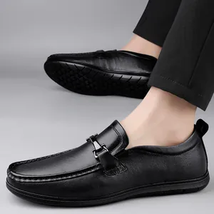 Mocassini in pelle nera da uomo con fibbia in metallo e logo fashion in studio
