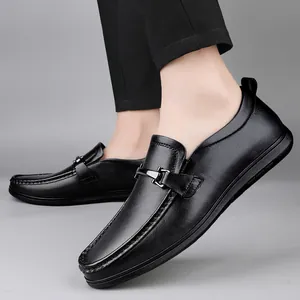 Mocassini da uomo in pelle nera di qualità con fibbia metallica per uno stile business casual