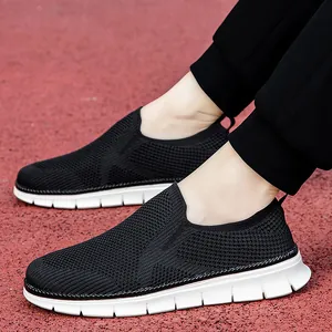 Mocasines ligeros de malla transpirable para hombre en negro con suela blanca deportiva