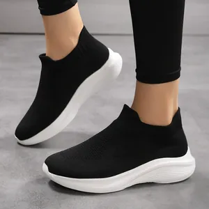 Πίσω όψη από πλεκτό αθλητικό παπούτσι slip-on με παχιά σόλα αντικραδασμικής προστασίας