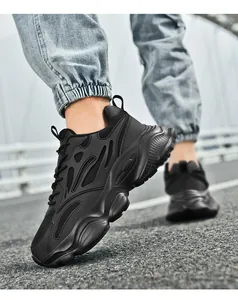 Gros plan extérieur de baskets noires à semelle épaisse montrant la texture en maille
