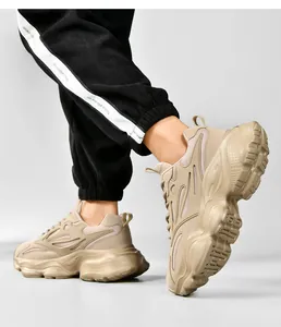 Vue détaillée des baskets chunky kaki avec empiècements en mesh et semelle plateforme épaisse