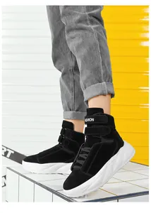 Seitenansicht der High-Top-Sneaker aus schwarzem Wildleder mit Klettverschluss und Plateausohle