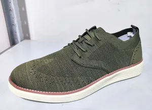 Detailaufnahme der olivgrünen, atmungsaktiven Strickschuhe für Herren mit Brogue-Mustern