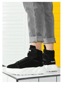 Detail von High-Top-Sneakern mit Klettverschluss, Fashion-Text und dicker weißer Sohle