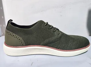Detailansicht der olivgrünen Strick-Oxfordschuhe mit Brogue-Muster und weißer Sohle