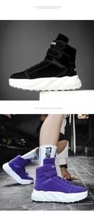 Details der leichten EVA-Schaumsohle und Klettverschlüsse an High-Top-Sneakern