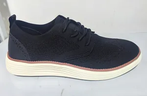 Detail von schwarzen atmungsaktiven Mesh-Freizeitschuhen mit dicker weißer Sohle
