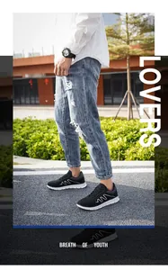 Sneakers nere da uomo abbinate a jeans blu strappati e suola bianca spessa