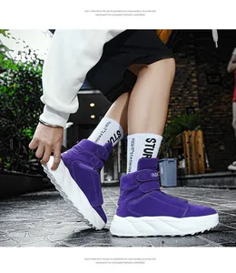 Detail eines lila High-Top-Sneakers mit klobiger EVA-Plattform und Klettverschluss