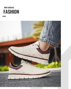 Dettaglio di scarpe casual da uomo bianco sporco con colletto in pelle marrone e onde