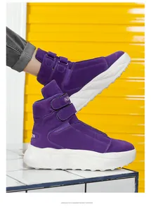 Detail von lila Wildleder-High-Top-Sneakern mit Klettverschluss und dicker EVA-Plattform