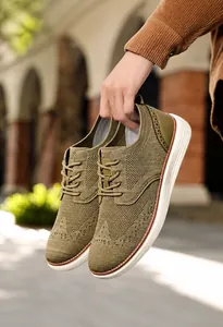 Details von olivgrünen Strickschuhen im Brogue-Stil mit weißer gepolsterter Sohle