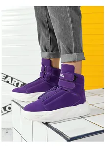 Detailansicht der lila High-Top-Sneaker mit Klettverschluss und dicker weißer Sohle