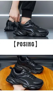 Détail de baskets noires montrant la tige en maille respirante et la semelle épaisse