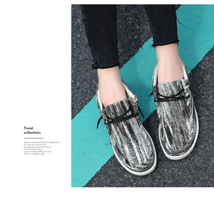 Detail van canvas loafer met marmerpatroon en dikke witte zool op het asfalt
