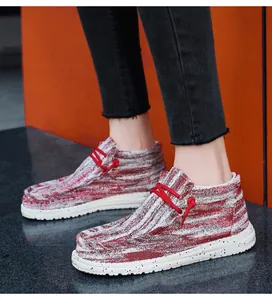 Zijaanzicht van rood-witte canvas loafers met rode veters en een gespikkelde witte zool