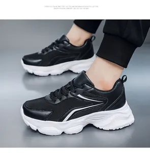 Détail de baskets en cuir noir et mesh avec semelle épaisse blanche amortissante