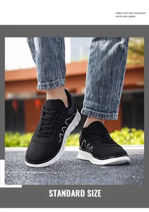 Foto all'aperto di sneaker da uomo nere traspiranti con suole bianche spesse e dettagli