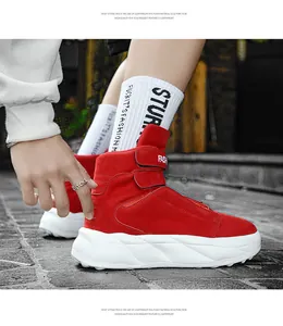 Nahaufnahme roter Wildleder High-Top Sneaker mit Klettverschluss und dicker EVA Sohle