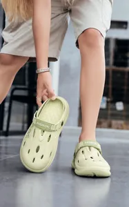 Detalle de zuecos de EVA verde claro con suela gruesa y correa de talón de moda ajustable