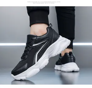 Détail de baskets épaisses pour hommes, noir et blanc, avec empiècements en maille respirante