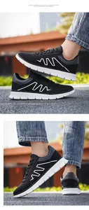Dettaglio delle sneaker da uomo traspiranti nere con linee bianche e suola morbida spessa