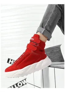 Detail von roten Wildleder-High-Top-Sneakern mit doppeltem Klettverschluss und dicker Sohle