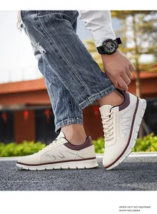 Dettaglio scarpe casual in ecopelle beige con accenti viola e spesse suole bianche
