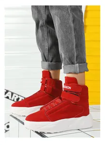 Nahaufnahme roter High-Top-Sneaker mit Klettverschluss und weißer Plateausohle