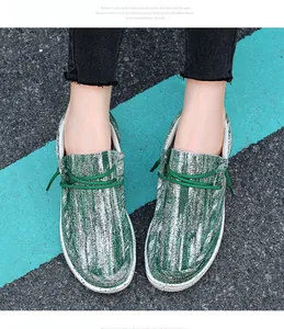 Bovenaanzicht van casual canvas loafers voor dames met groene geweven textuur op de weg