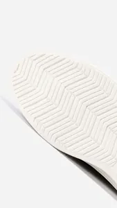 Nahaufnahme der leichten rutschfesten Gummisohle mit Wellenprofil für Herren-Freizeitschuhe