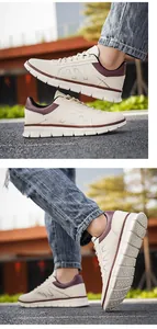 Scatto esterno con cuciture argentate su scarpe casual da uomo in pelle sintetica bianco sporco